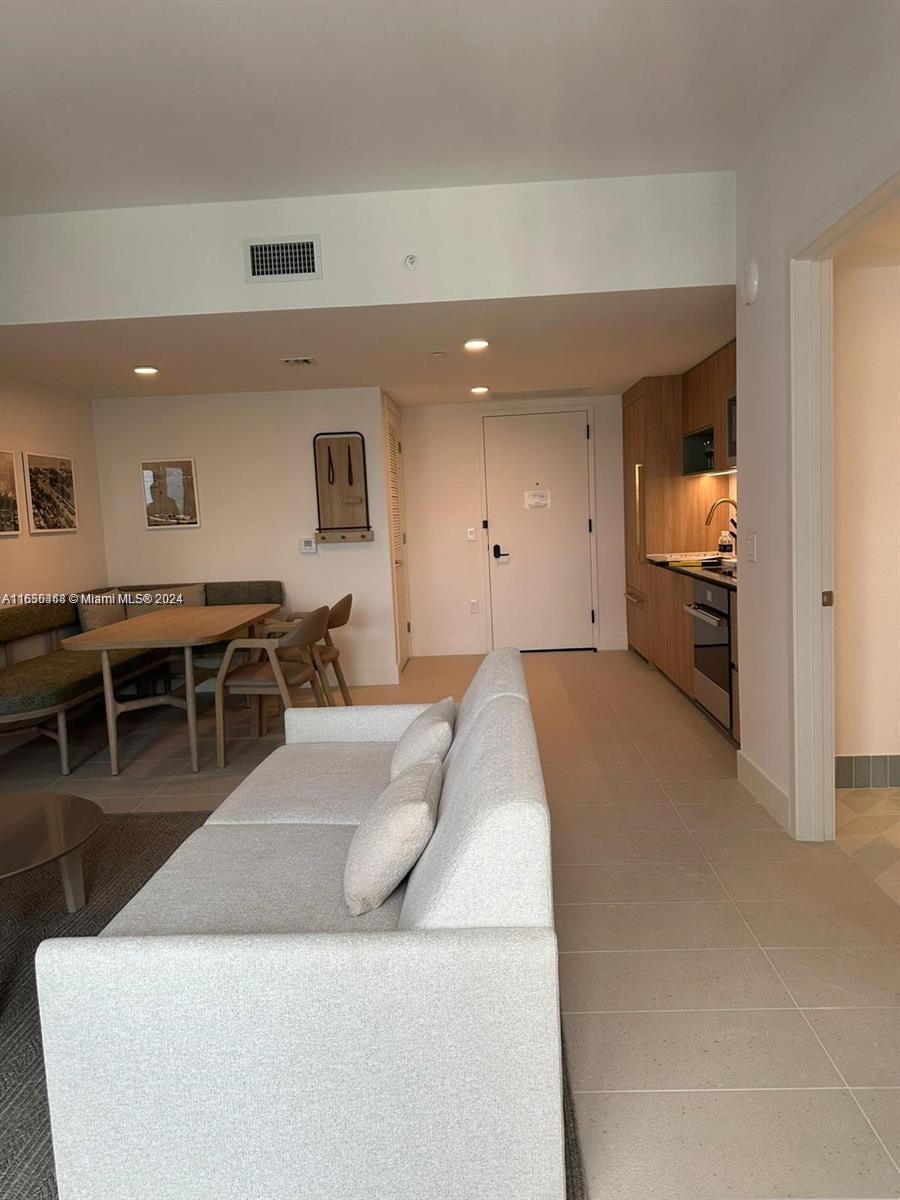 View photos, virtual tours, details... 601 NE 1 st AVE 3513