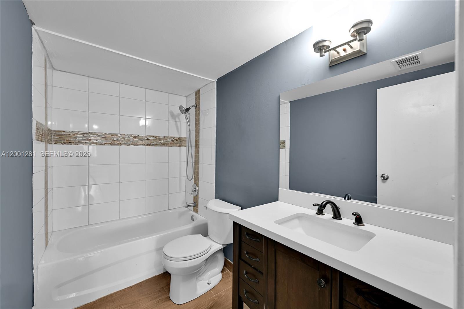 SOMERSET AT LAUDERDALE LA - Residential Lease