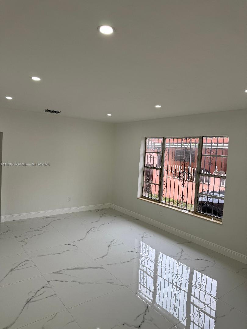 CENTRALLY LOCATED DUPLEX 3 bedroom 2 bath with small pation in exellent conditions with new kitchen cabinets, flooring and bath.