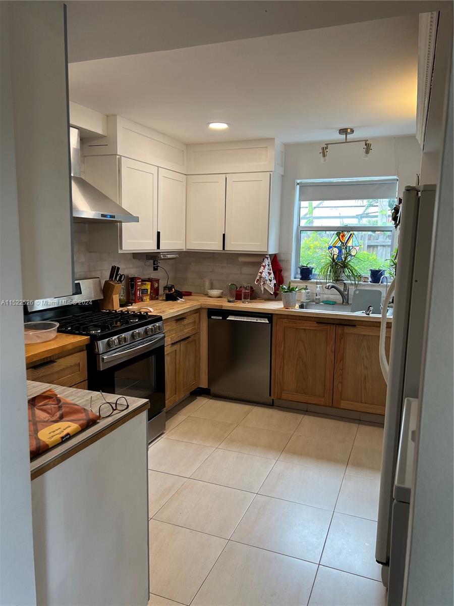 SNAPPER CREEK TOWNHOUSES - Residential Lease