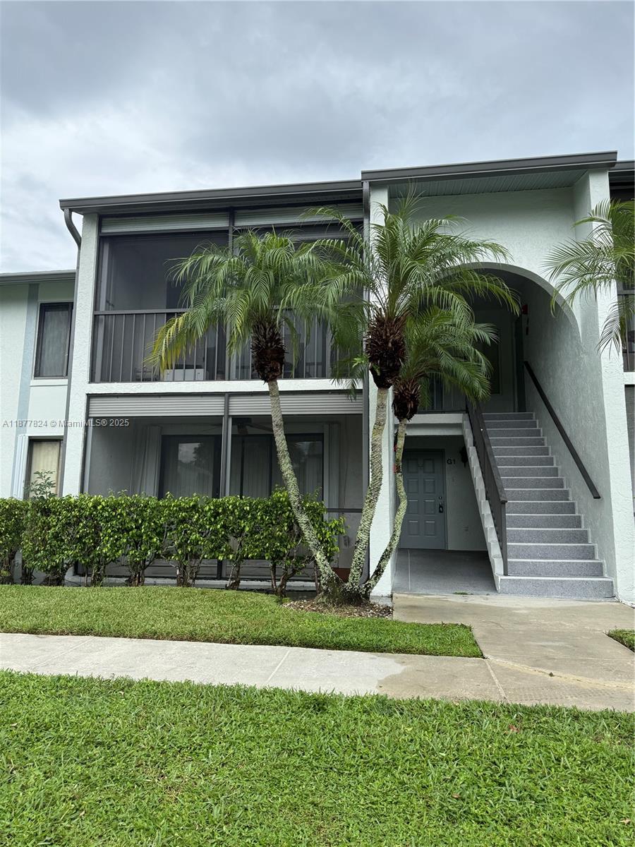 Lake view, Ground floor bed room and 2 bath room . Spacious Condo in Heart of West palm Beach . Open floor
plan with big closed patio .New wood flooring. Walking distance to community pool . Community has all amenities Pool, club house etc.
