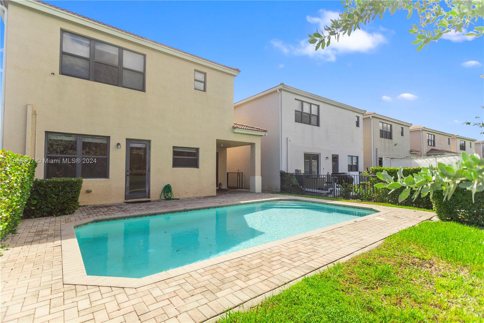 CHAMPION LAKES - Residential Lease