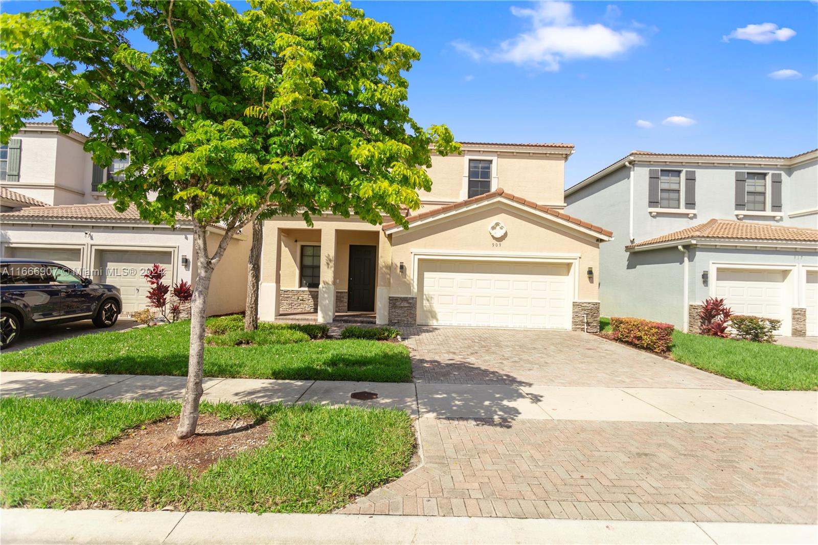 CHAMPION LAKES - Residential Lease