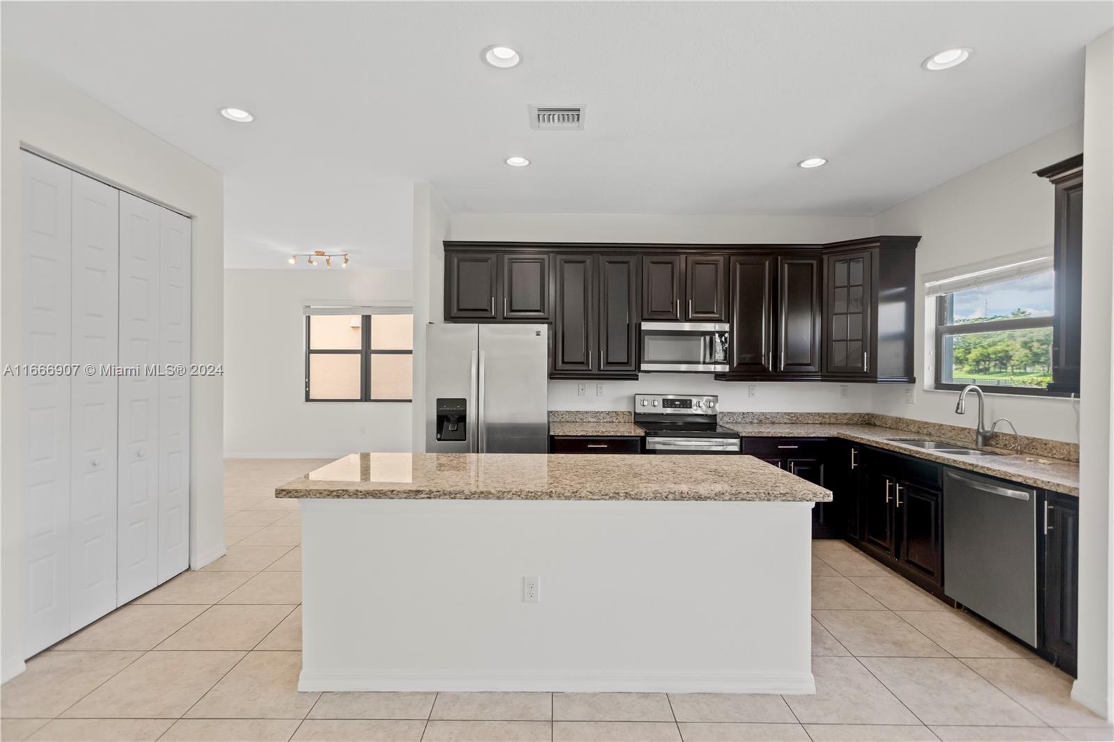 CHAMPION LAKES - Residential Lease