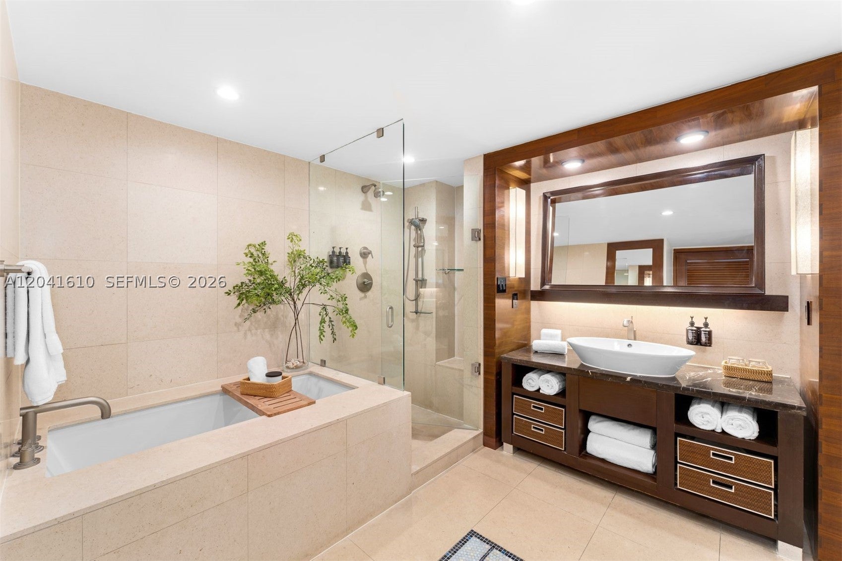 6801 Collins Ave DOOR 606