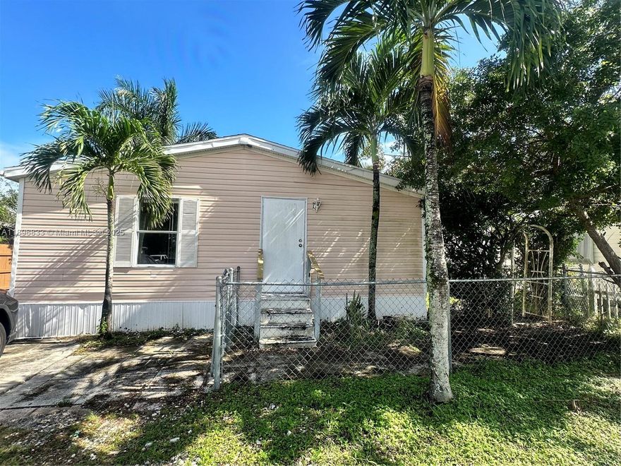 Beautiful 3/2 mobile home situated in a peaceful family-friendly neighborhood. It will come equipped with splits a/c, freshly painted. Very well located, close to Publix, malls, and gas stations. Amazing schools.

Don't miss out on the opportunity to make this lovely property your new home.

To apply for this rental, no prior evictions are accepted. Proof of income and credit will also be required. RAPID APPROVAL.

HABLAMOS ESPAÑOL /// FALAMOS PORTUGUÊS