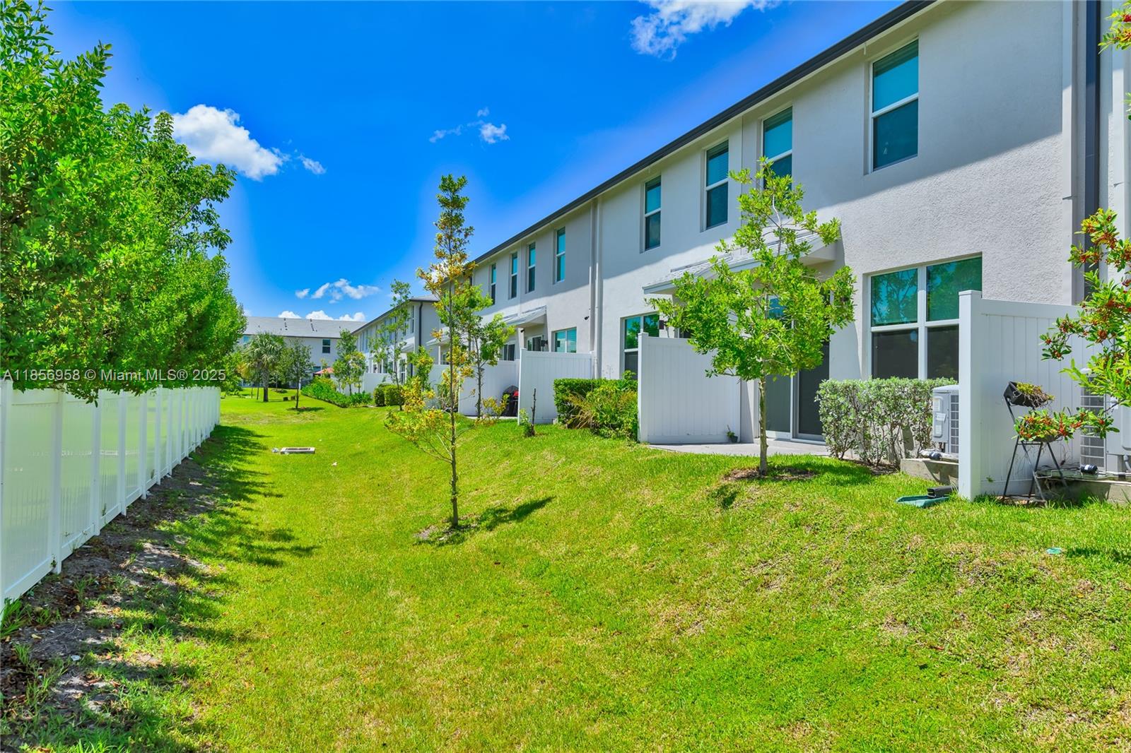 FONTANA TOWNHOMES - Residential