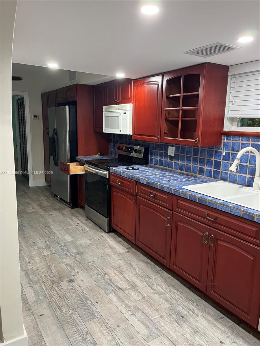 724 Tamiami Canal Rd