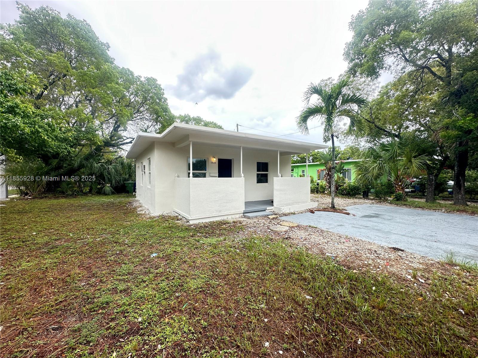 COMPLETE REMODELED COZY SINGLE FAMILY HOME 2/1 CENTRALLY LOCATED IN THE HEART OF FORT LAUDERDALE, PLENTY GREEN SPACE, TITLE FLOOR, FRONT PORCH COVERED, WALL AC UNIT ENOUGH SPACE FOR PARKING, CLOSE TO I95 AND BROWARD BLVD, FAST APPROVAL, LANDLORD WILL RUN HIS OWN BACKGROUND, EASY TO SHOW. ONLY SMALL PETS ALLOW NON AGGRESSIVE BREED, PET FEE $300, WASHER AND DRYER HOOK UPS. TENANT PAYS FOR ALL UTILITIES AND MOW THE LAWN, . EASY TO SHOW. VACANT, USE SHOWING ASSIST UNIT IS RENTED AS IS!!!!!!
