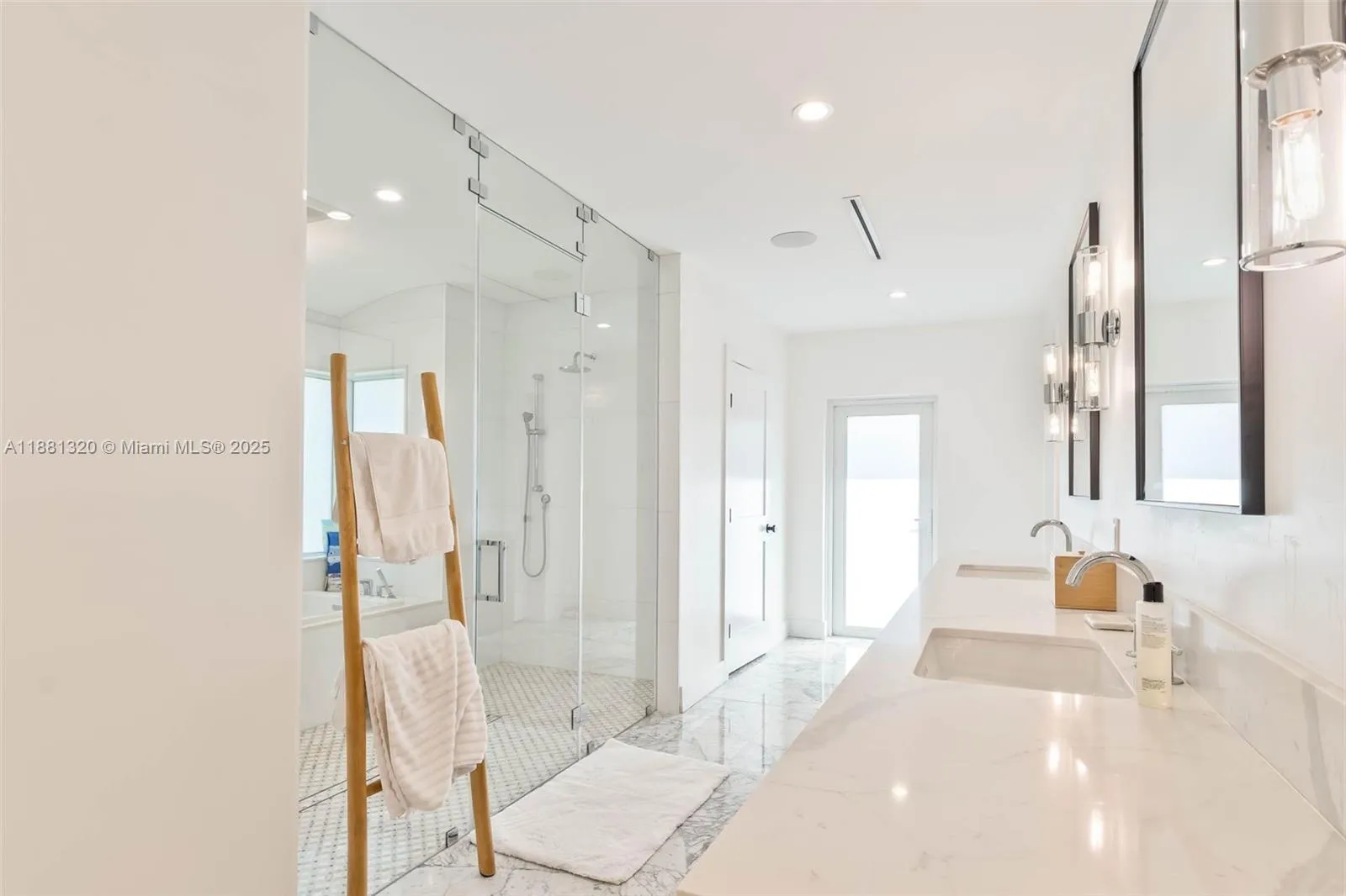 Palmetto Bay, Florida 33158, United States, 5 Bedrooms Bedrooms, ,4 BathroomsBathrooms,Residential,Active,213948