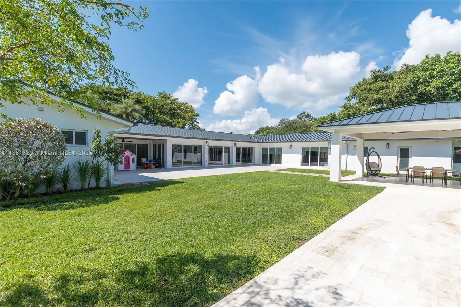 Palmetto Bay, Florida 33158, United States, 5 Bedrooms Bedrooms, ,4 BathroomsBathrooms,Residential,Active,213948