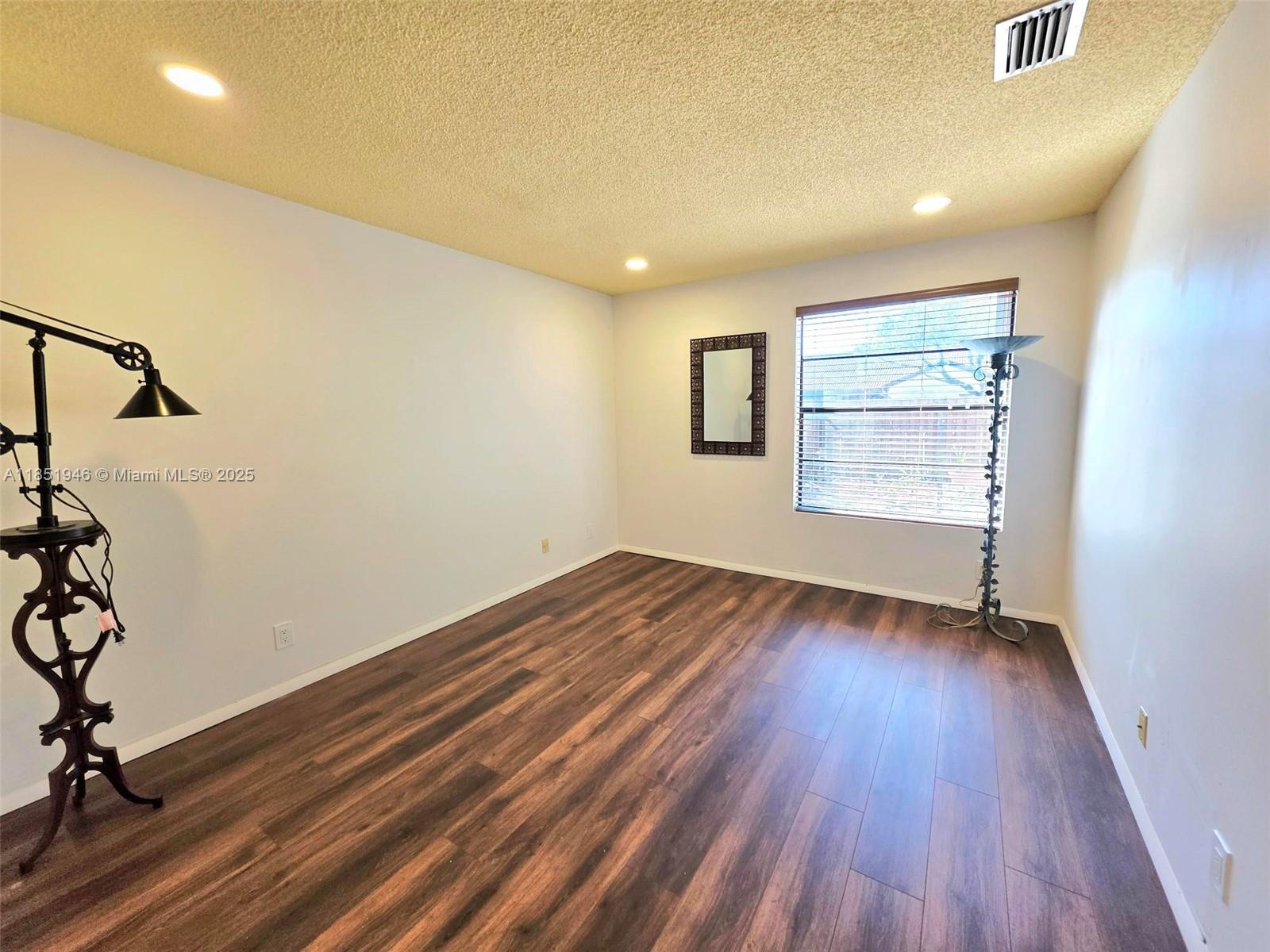 COUNTRY ISLES - Residential Lease