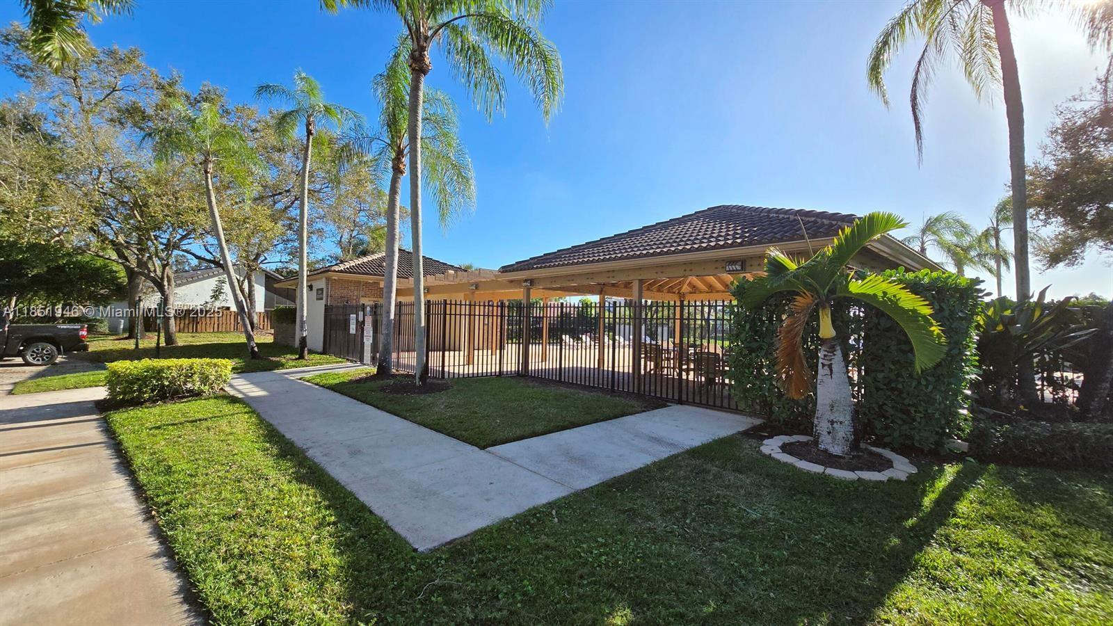 COUNTRY ISLES - Residential Lease