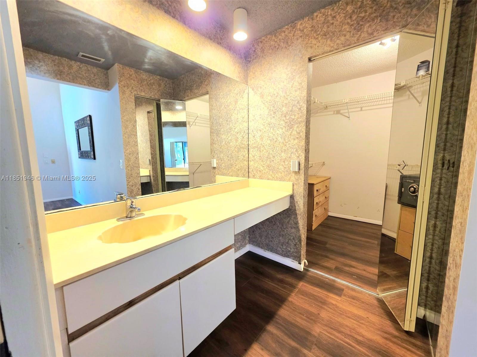 COUNTRY ISLES - Residential Lease