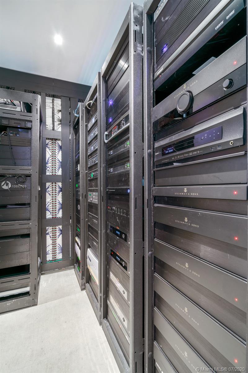 SMUGGLERS COVE - Residential