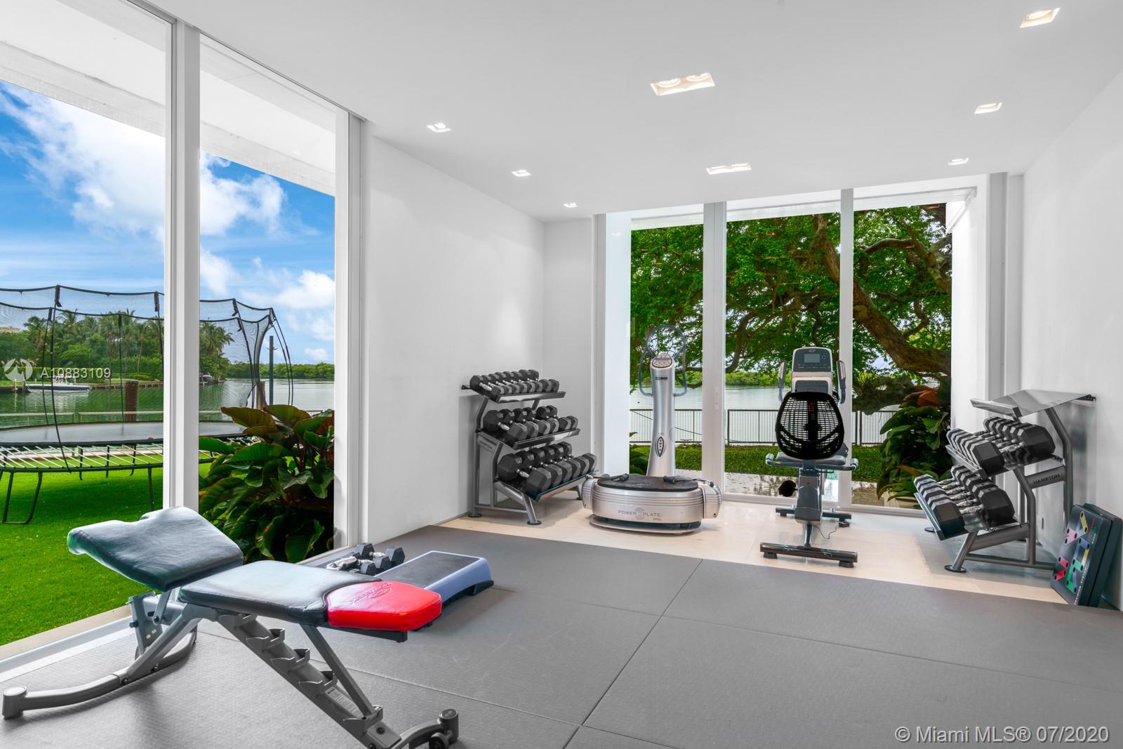 SMUGGLERS COVE - Residential