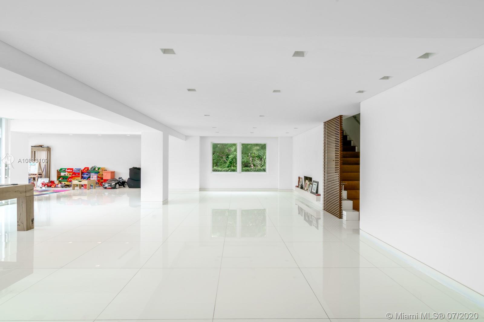 SMUGGLERS COVE - Residential