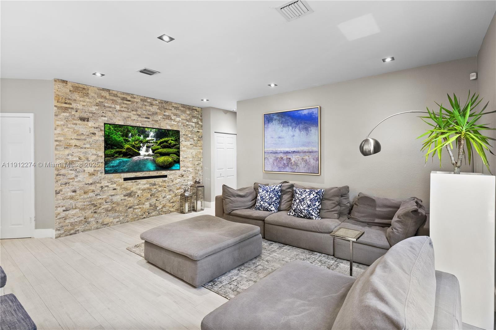 DORAL ISLES CAYMAN - Residential