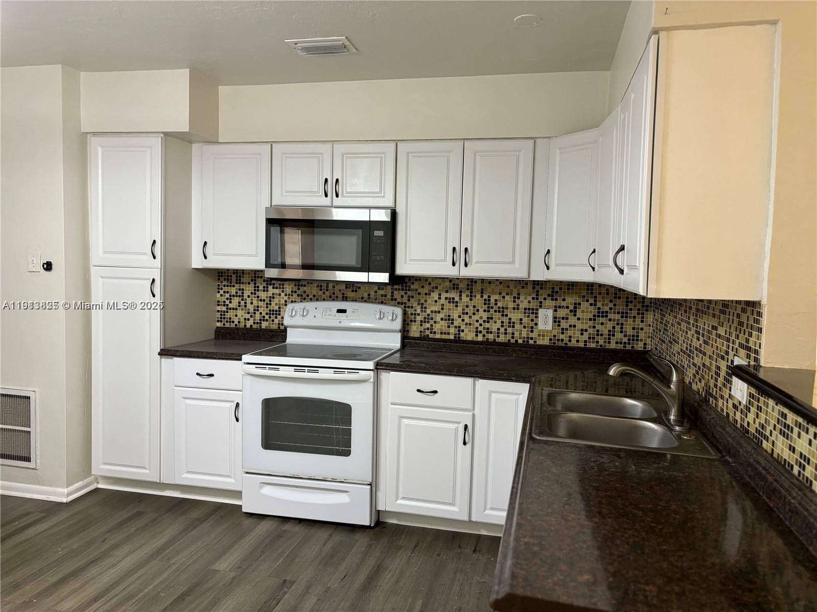CORAL SPRINGS VILLAGE GRE - Residential Lease