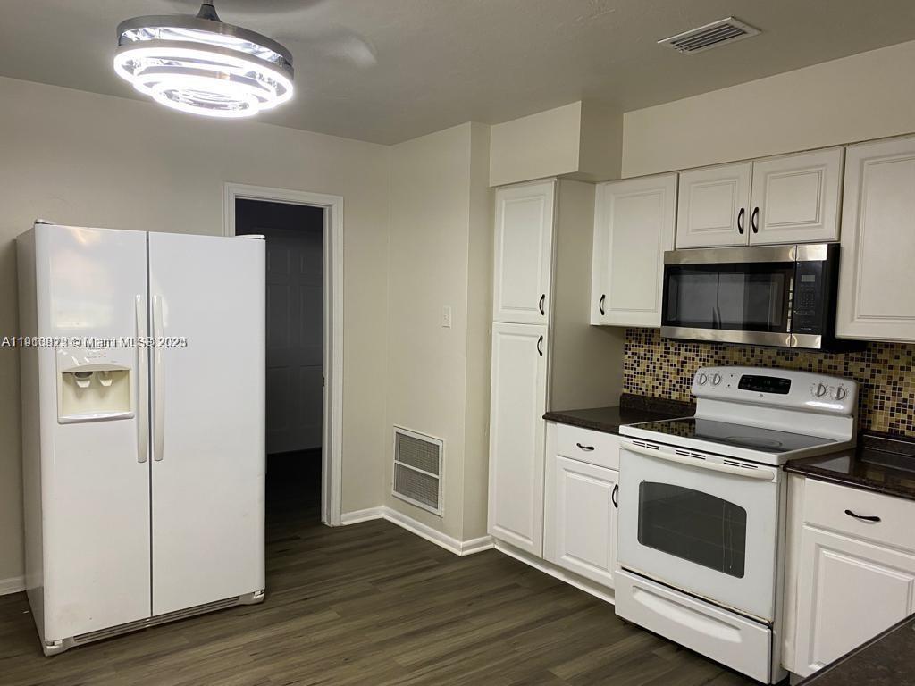 CORAL SPRINGS VILLAGE GRE - Residential Lease