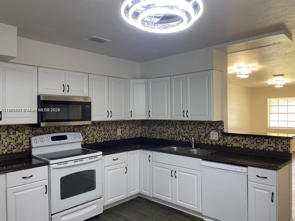 CORAL SPRINGS VILLAGE GRE - Residential Lease