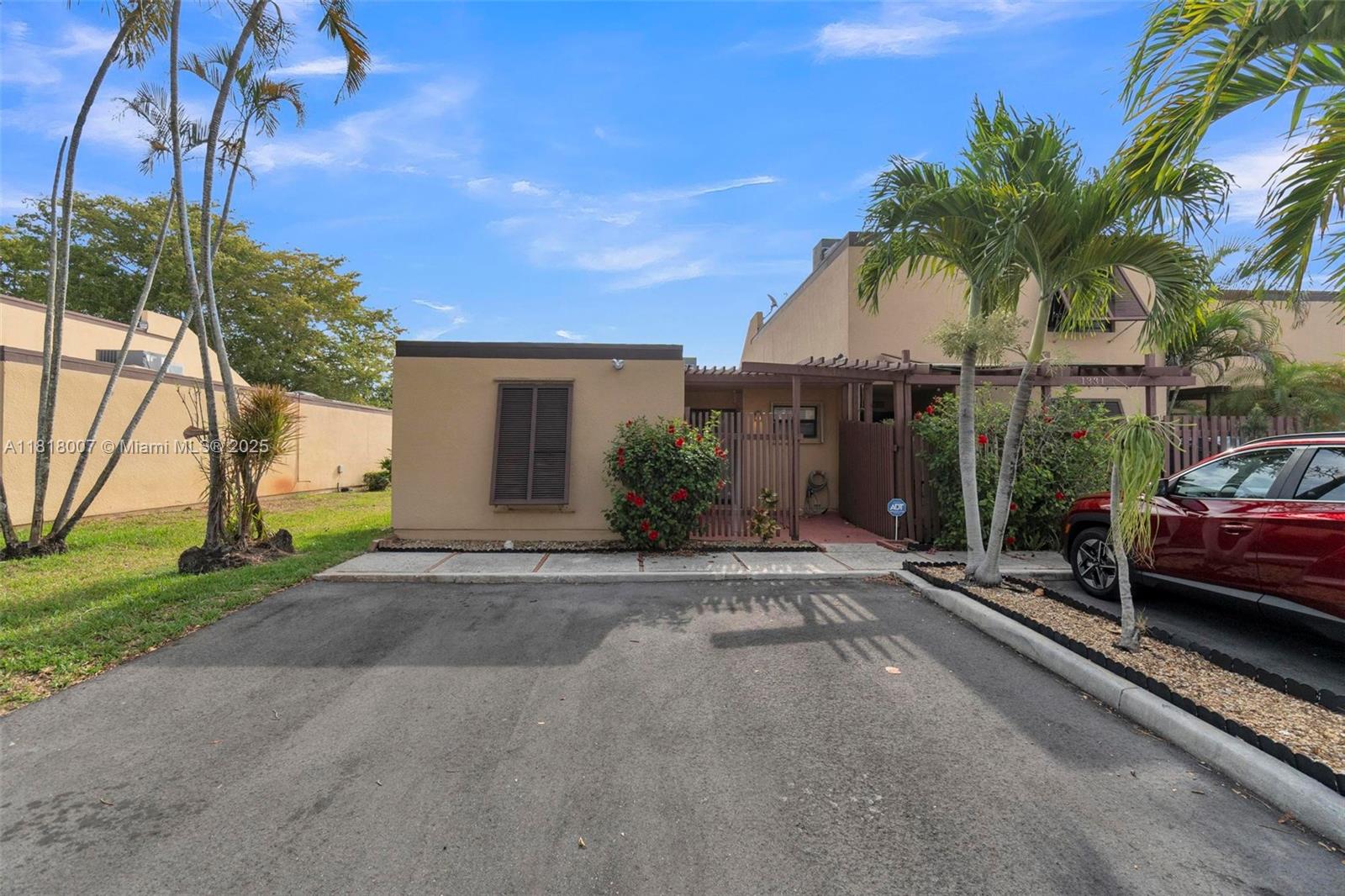 1341 E Golfview Dr, Pembroke Pines, Miami-Dade County, Florida - 3 Bedrooms  
2 Bathrooms - 
