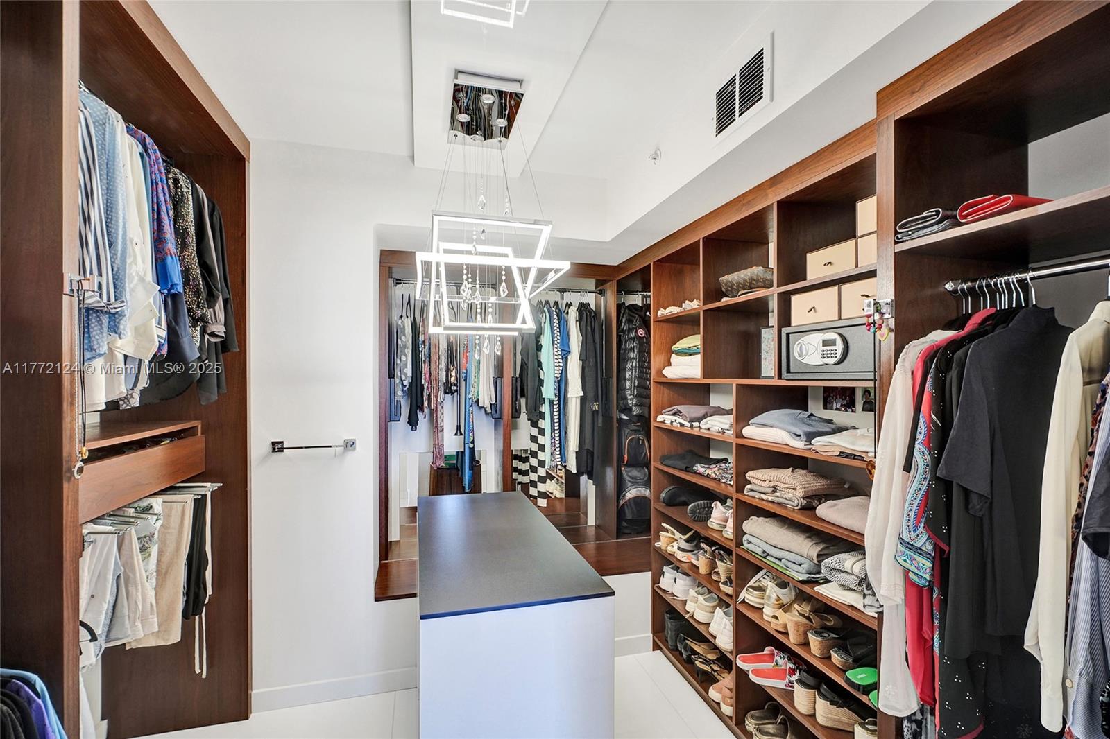 THE PINNACLE CONDO - Residential