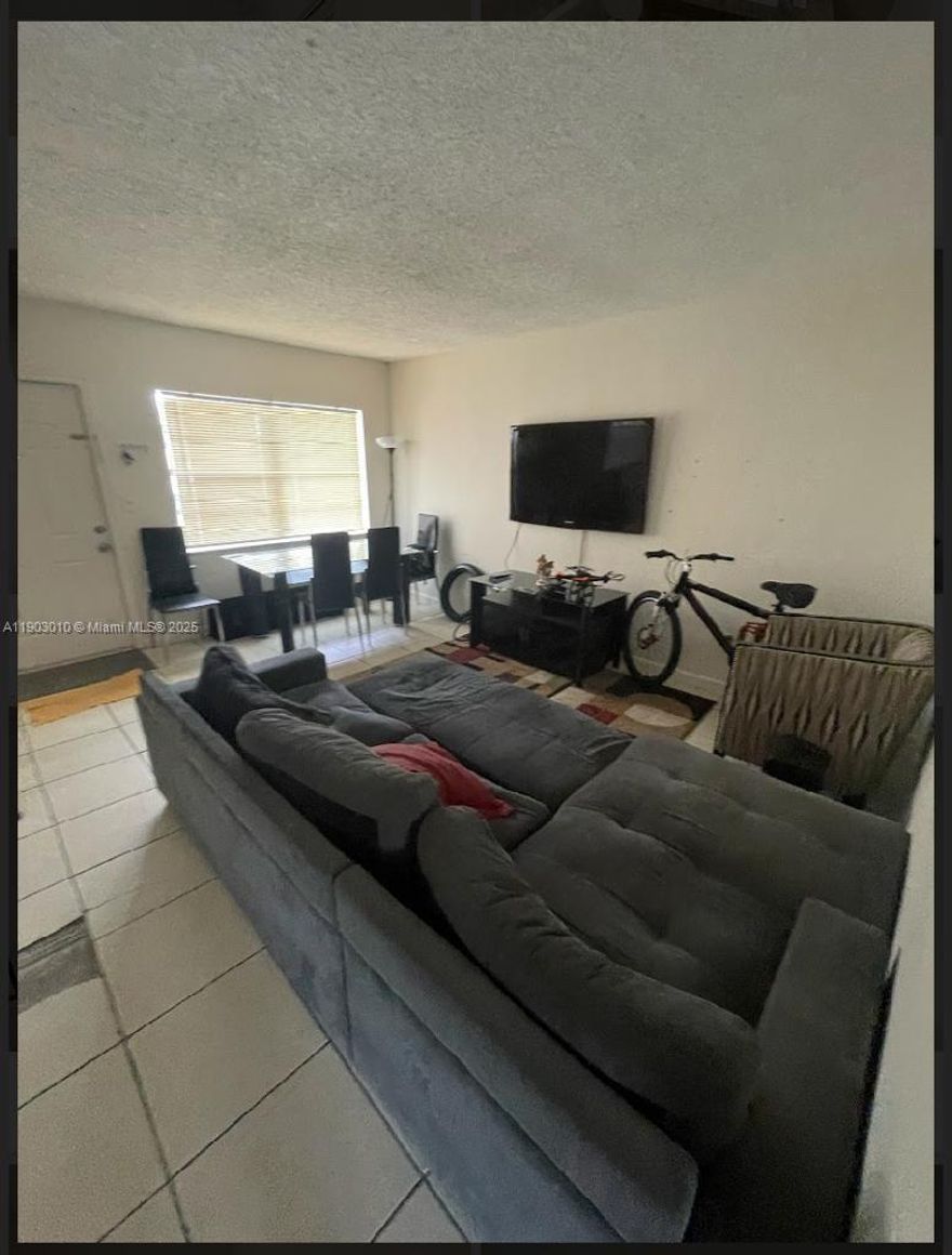 Very nice 2 bed apartment. Cute condominium, excellent for living or investment,