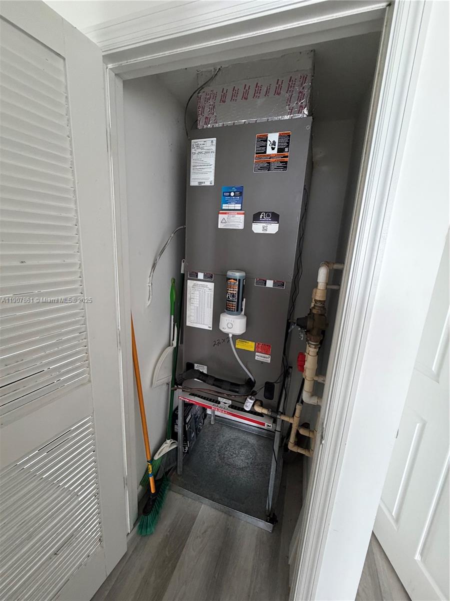 HOLLYWOOD STATION RES CON - Residential Lease