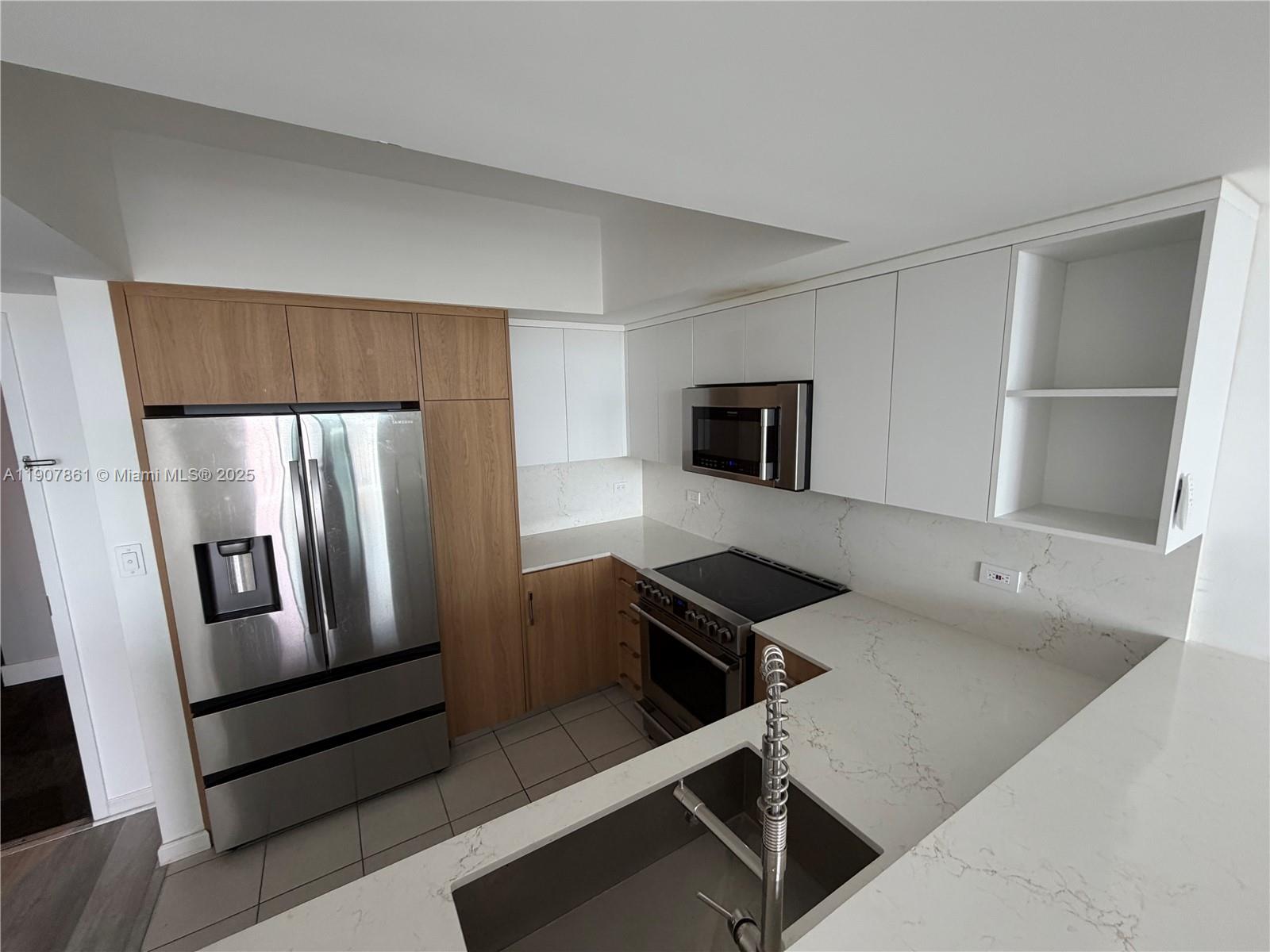 HOLLYWOOD STATION RES CON - Residential Lease