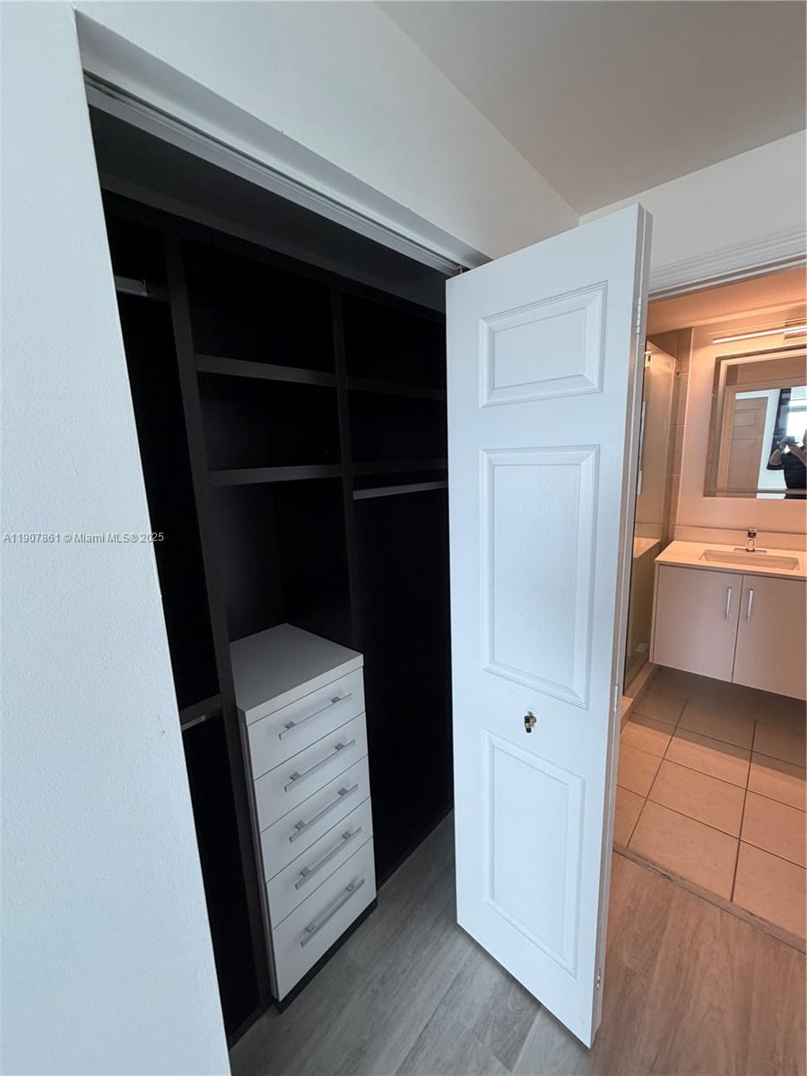 HOLLYWOOD STATION RES CON - Residential Lease