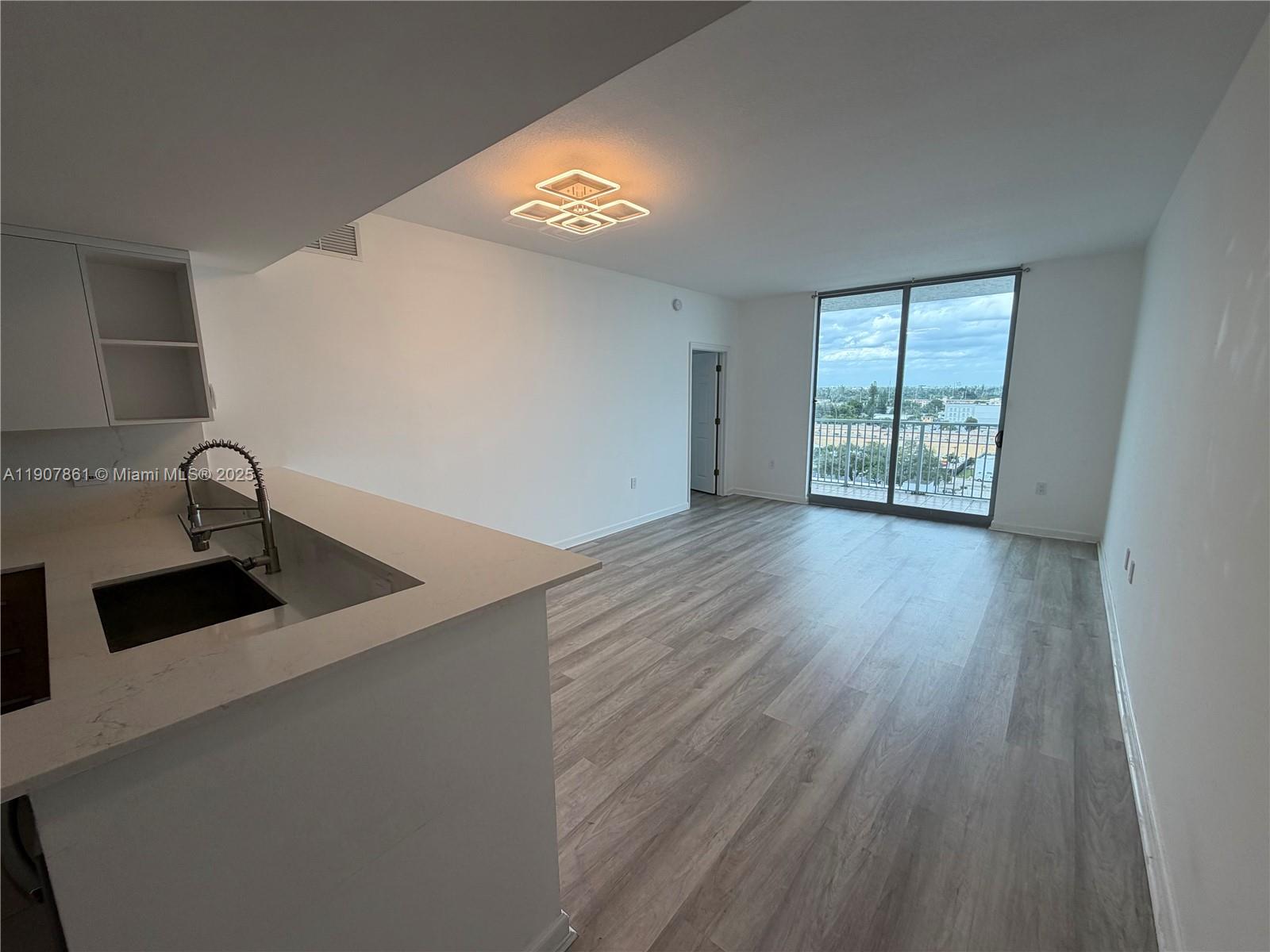 HOLLYWOOD STATION RES CON - Residential Lease