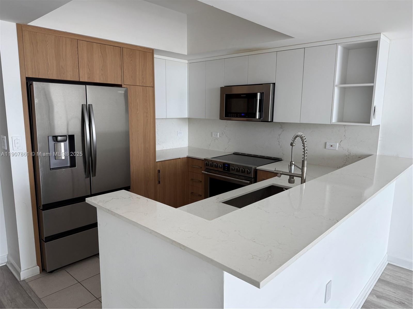 HOLLYWOOD STATION RES CON - Residential Lease