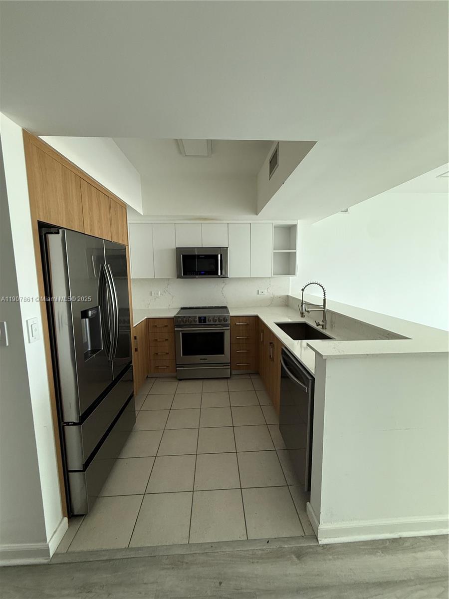 HOLLYWOOD STATION RES CON - Residential Lease