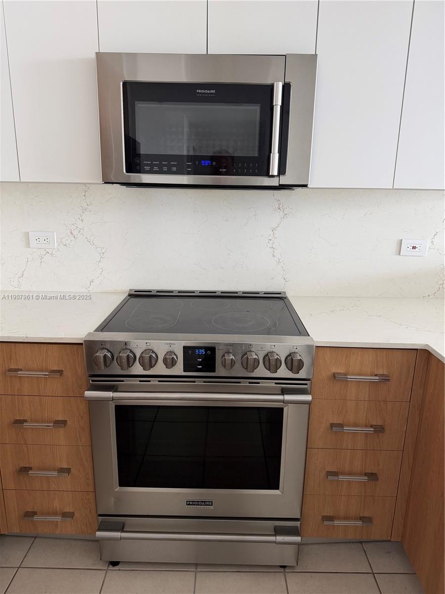 HOLLYWOOD STATION RES CON - Residential Lease