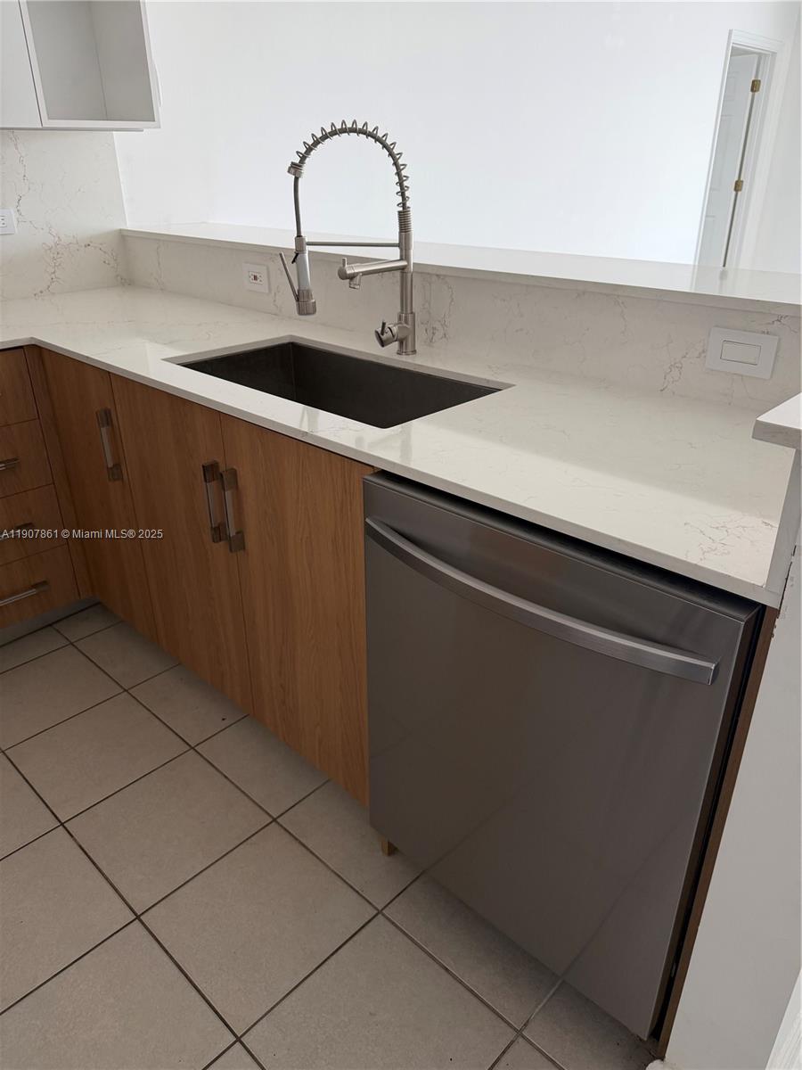 HOLLYWOOD STATION RES CON - Residential Lease