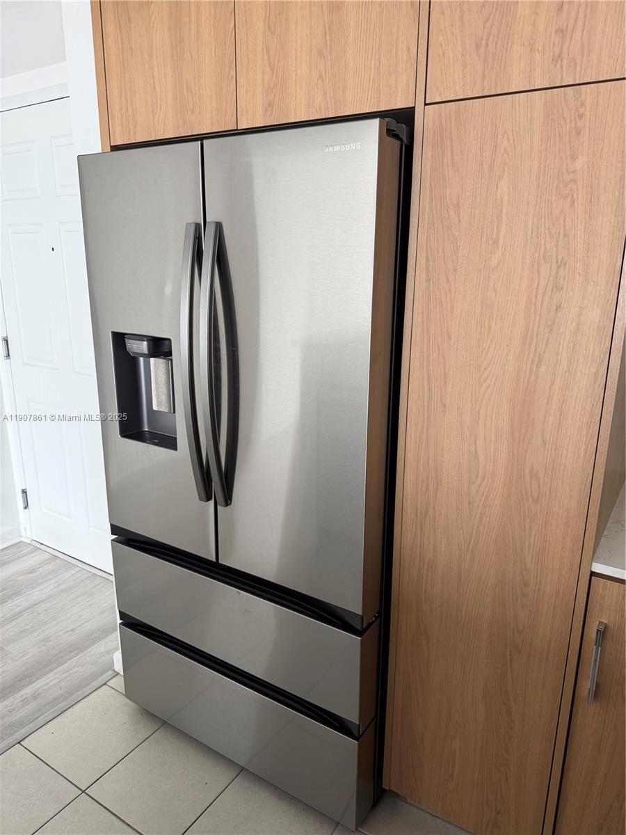 HOLLYWOOD STATION RES CON - Residential Lease