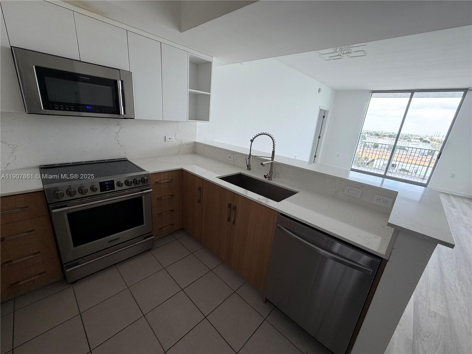 HOLLYWOOD STATION RES CON - Residential Lease