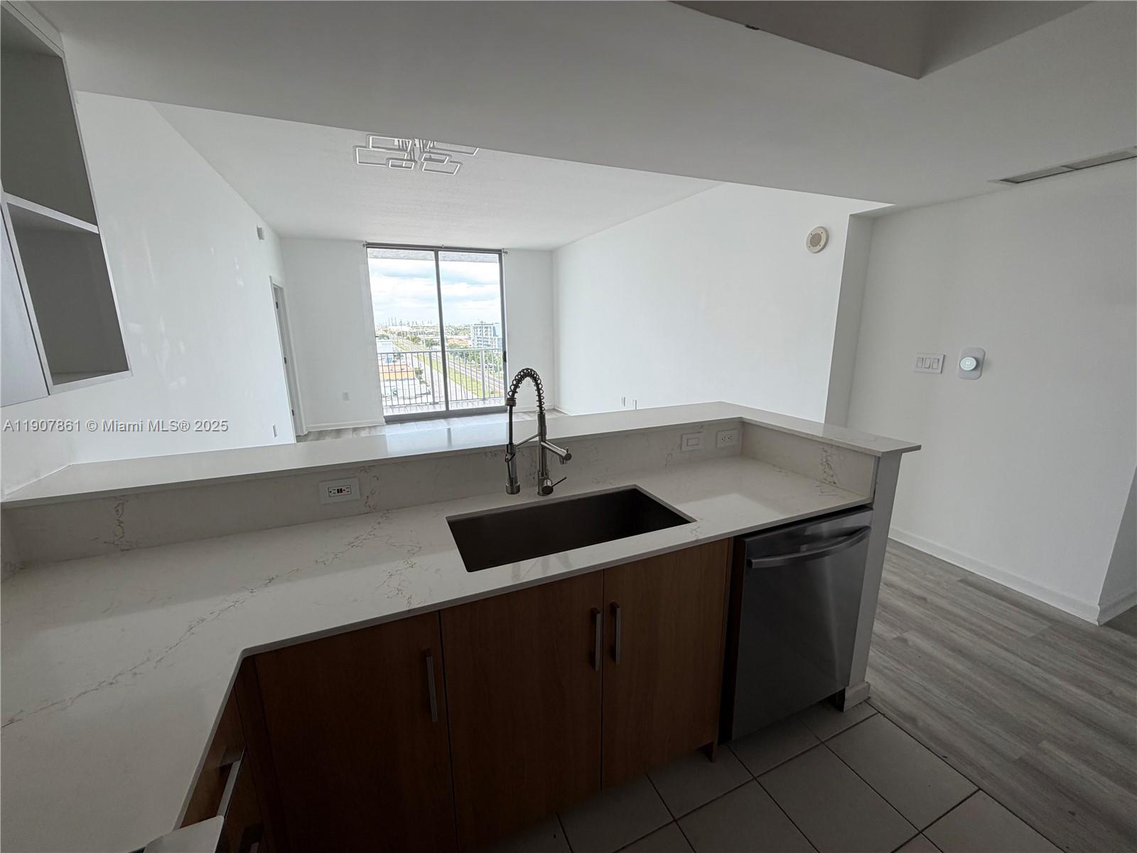 HOLLYWOOD STATION RES CON - Residential Lease