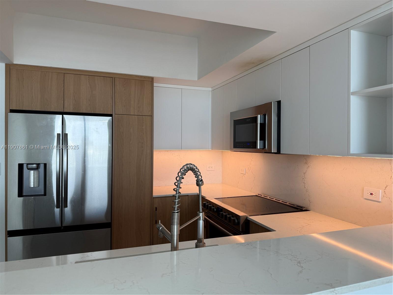 HOLLYWOOD STATION RES CON - Residential Lease