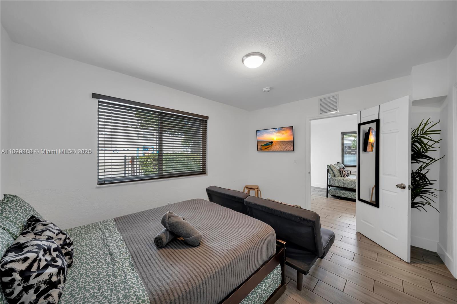 NORTHERN BLVD TR - Residential Income