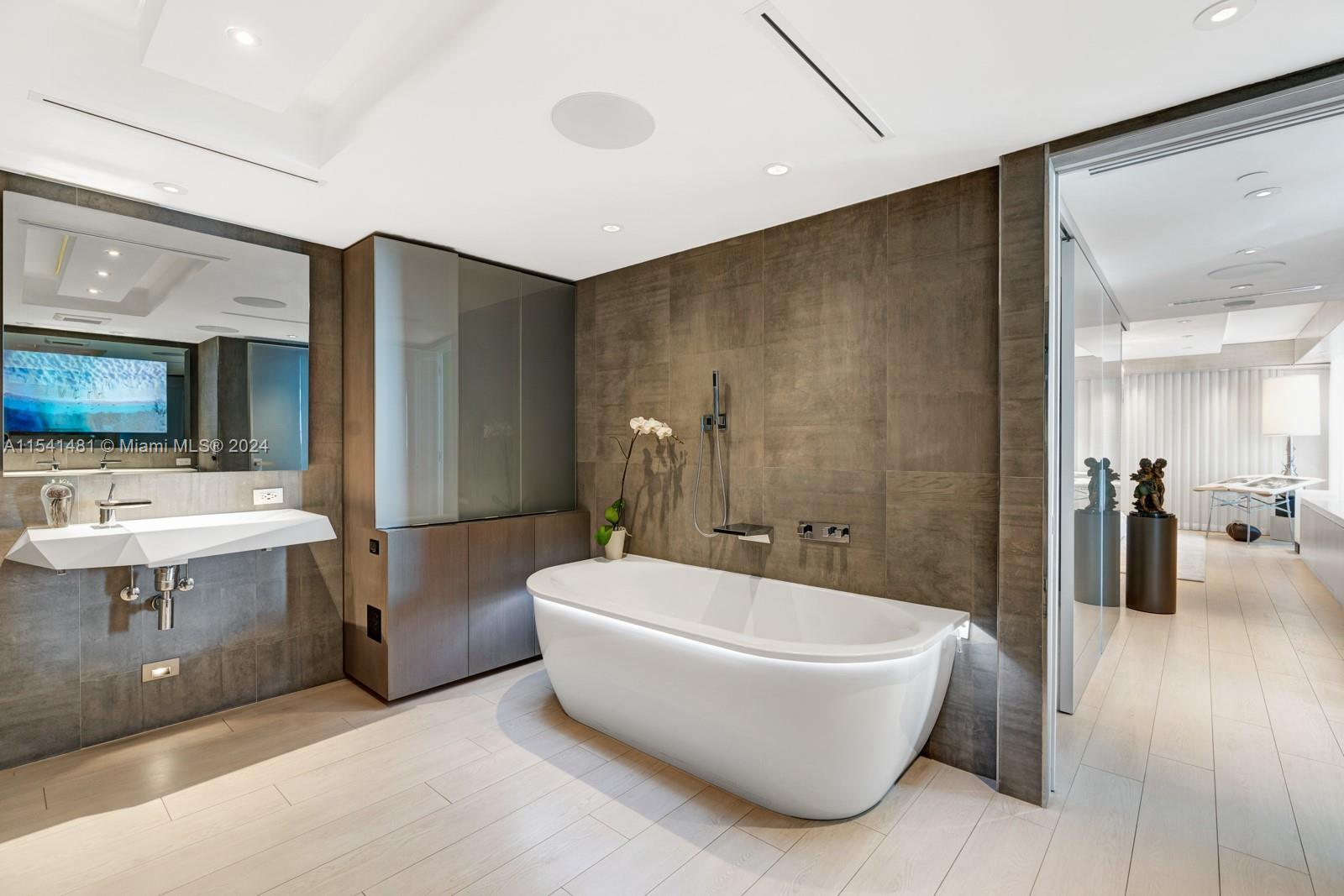 JADE RESIDENCES BRICKELL - Residential