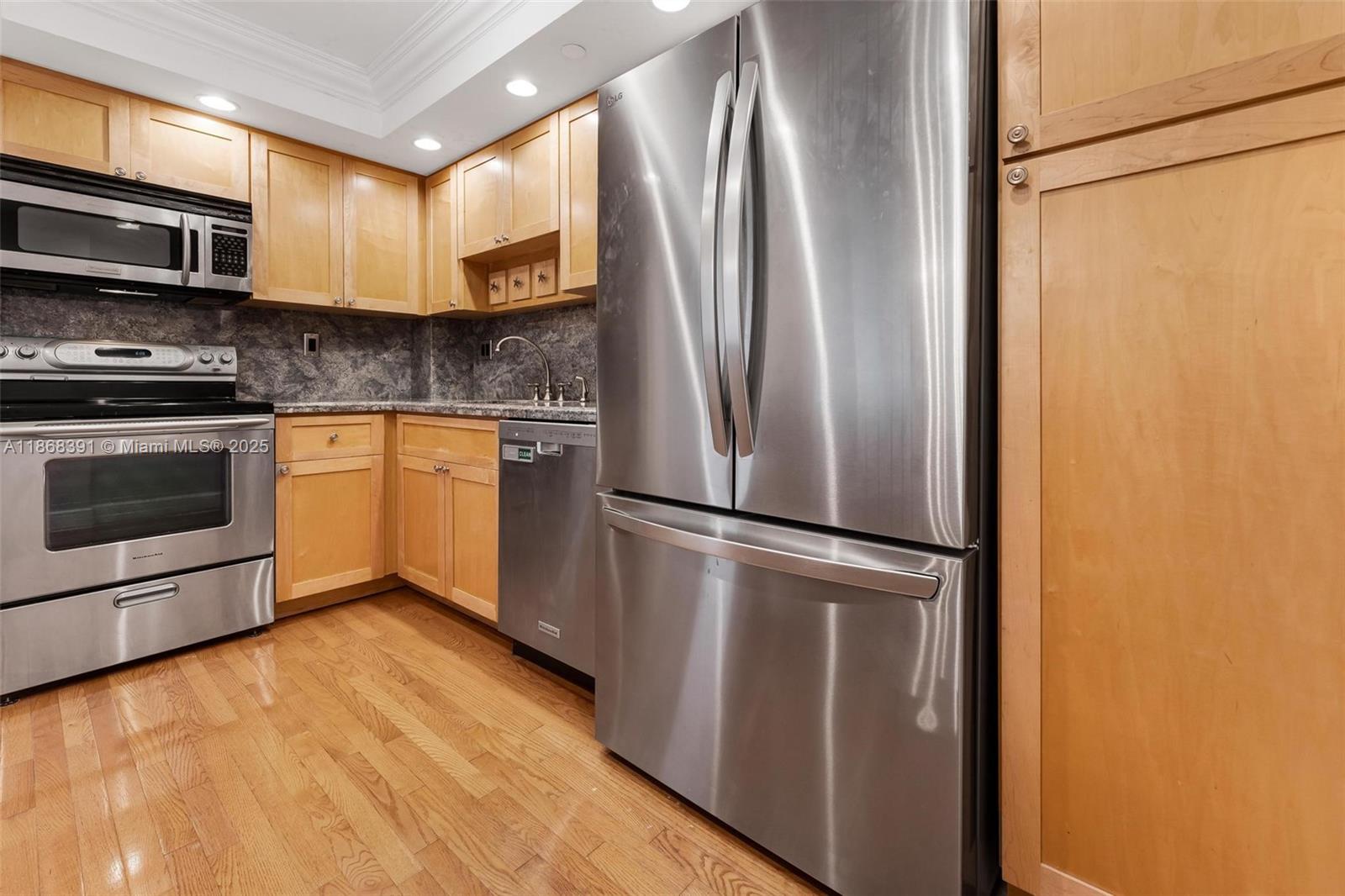 TOWERS OF QUAYSIDE CONDO - Residential