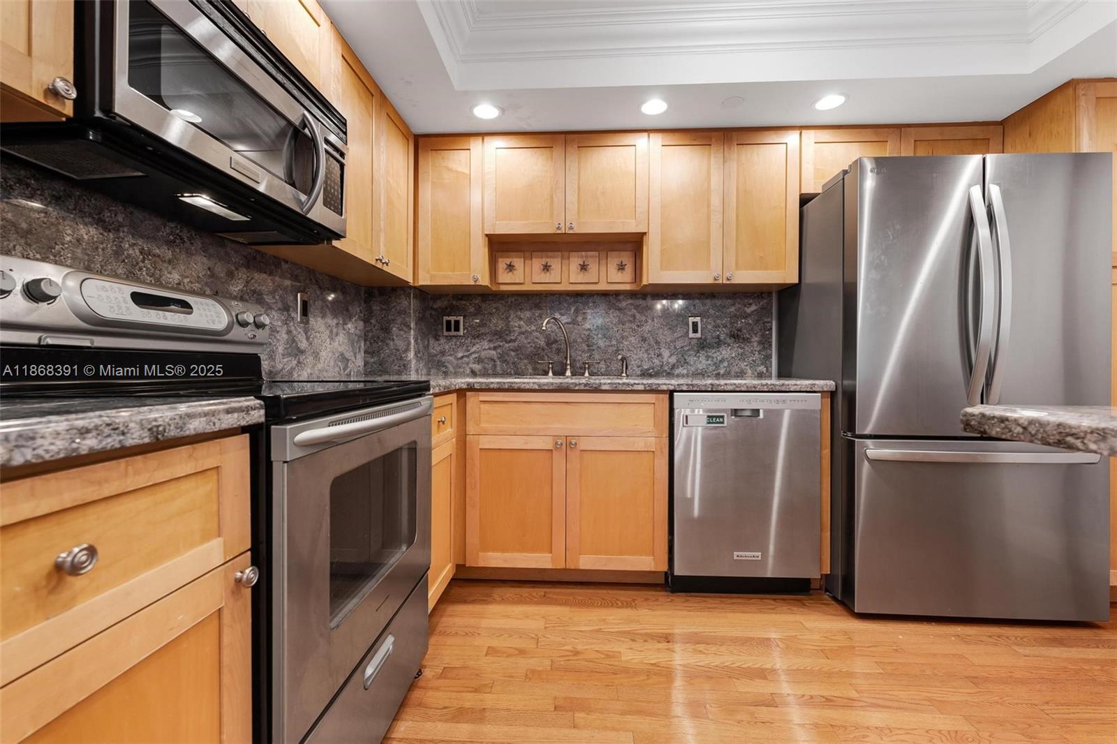 TOWERS OF QUAYSIDE CONDO - Residential