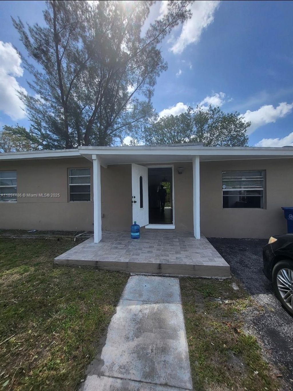 Photo of 1402 NW 13th Ct, Fort Lauderdale, FL 33311 (MLS # A11894486)