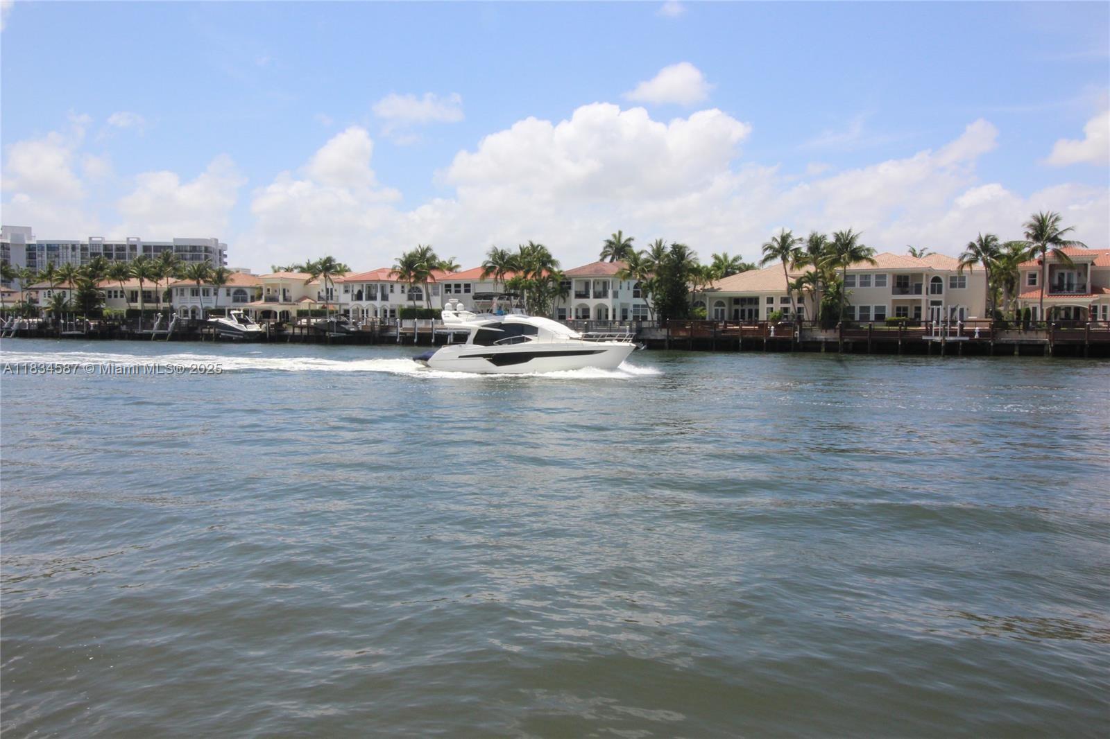 Beautiful unit 1/1. Tile floor - Steel appliances - Totally renovated bathroom - Low maintenance -
Building passed 40/50 certification - 1 block to Ocean - Furnished - Price to sell !!
Can be rented 12 times for year !!