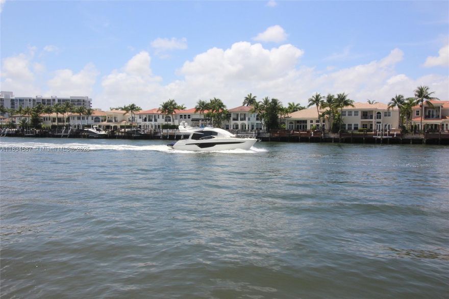 Beautiful unit 1/1. Tile floor - Steel appliances - Totally renovated bathroom - Low maintenance -
Building passed 40/50 certification - 1 block to Ocean - Furnished - Price to sell !!
Can be rented  12 times for year !!