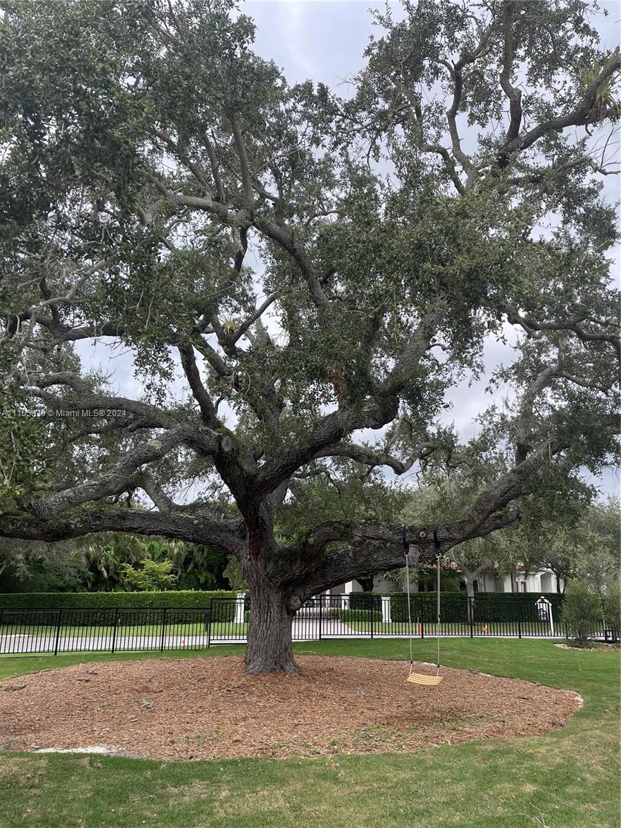 TOWN & RANCH ESTS - Residential