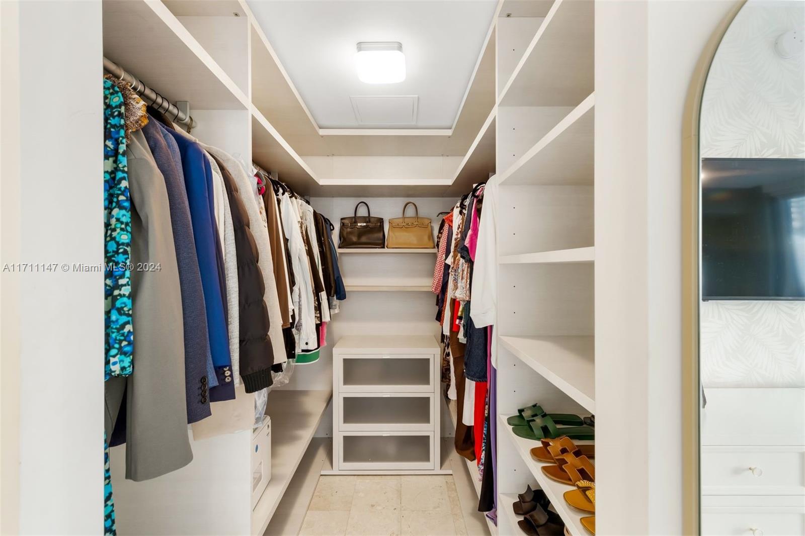 REACH CONDO - Residential