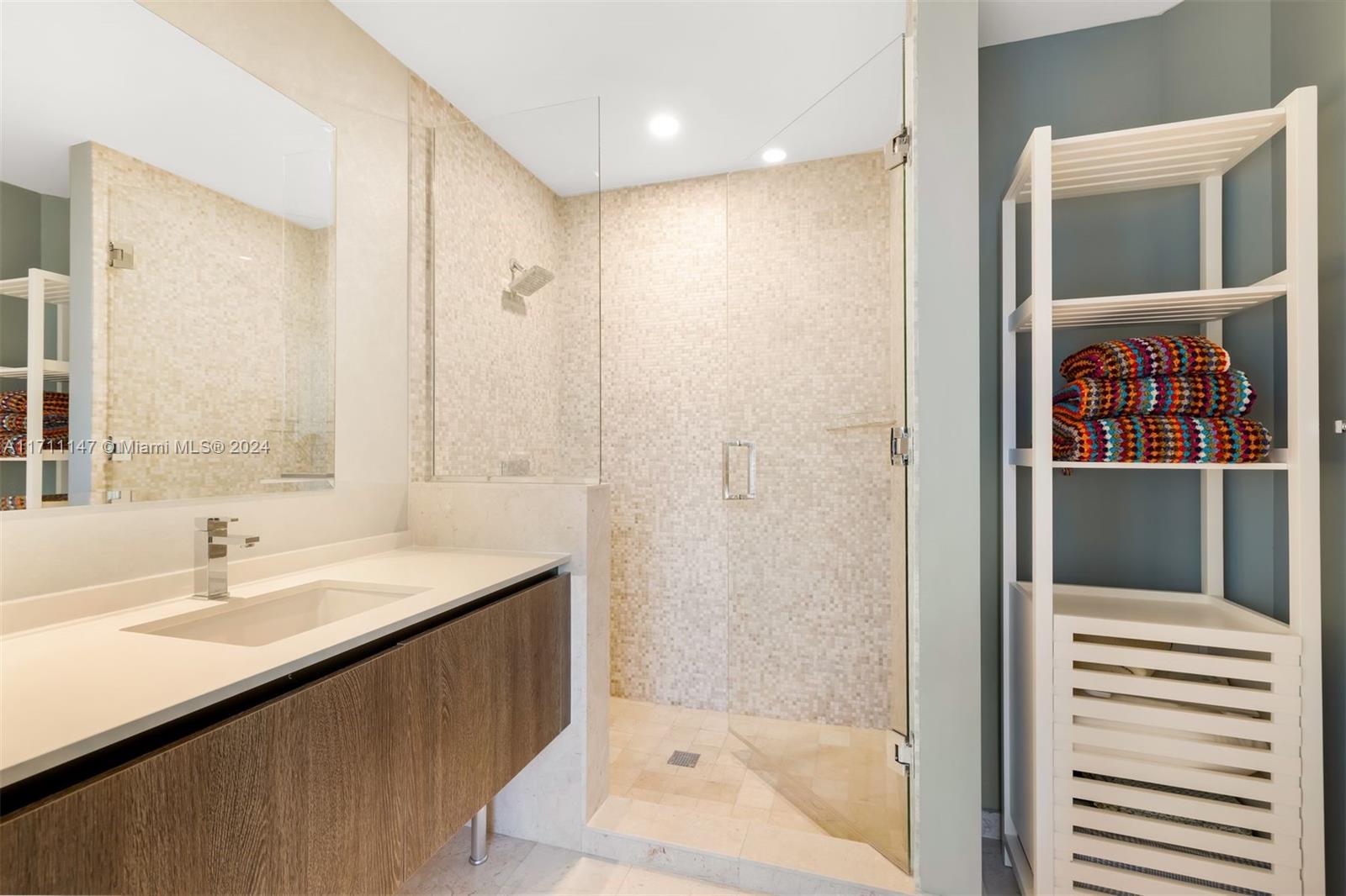 REACH CONDO - Residential